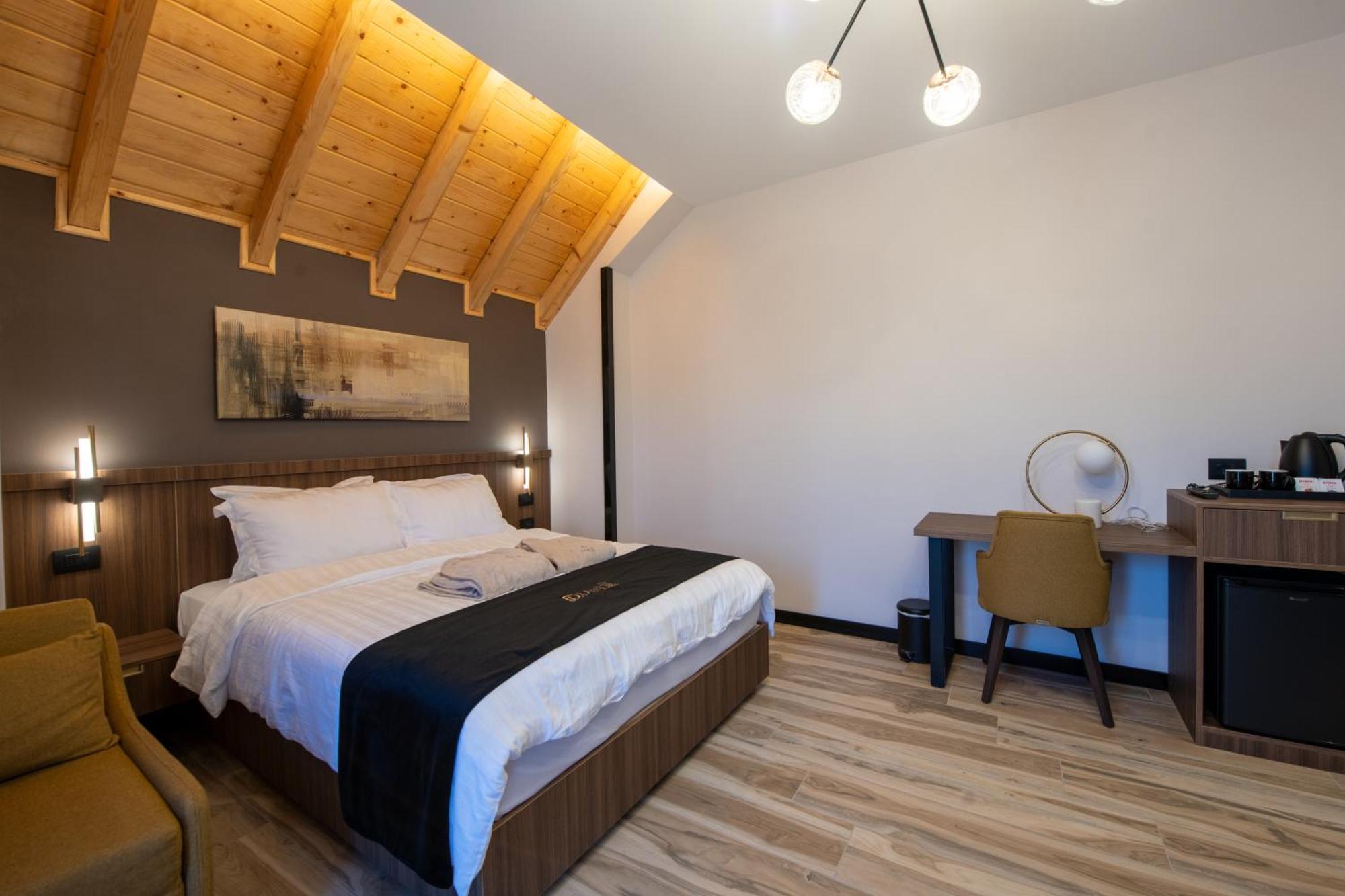 Pinehill Hotel, Restaurant , Pool & -