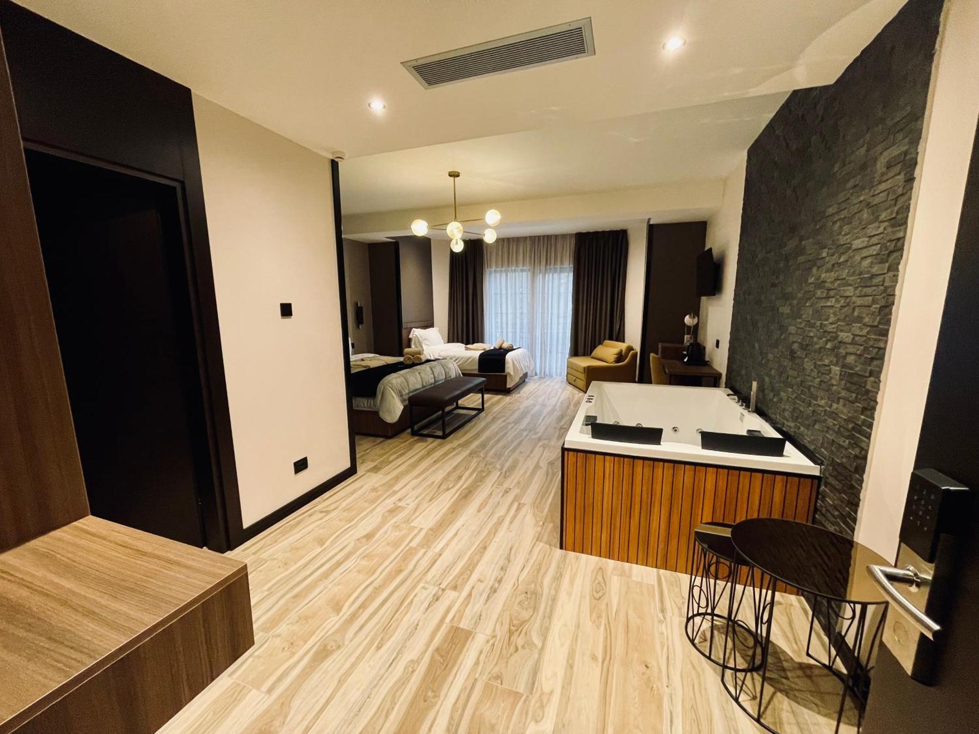 Pinehill Hotel, Restaurant , Pool & -