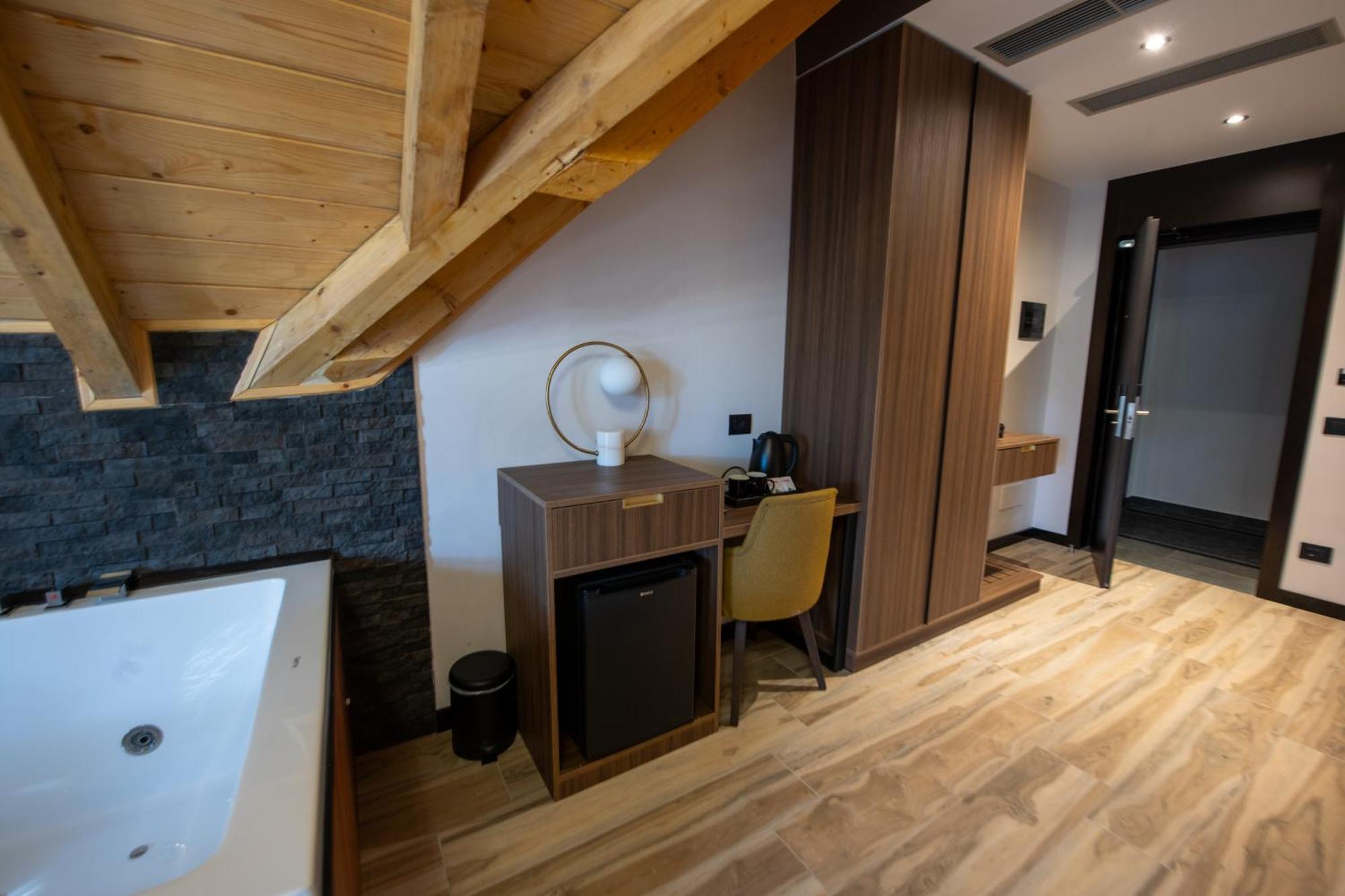 Pinehill Hotel, Restaurant , Pool & - 5* Razem