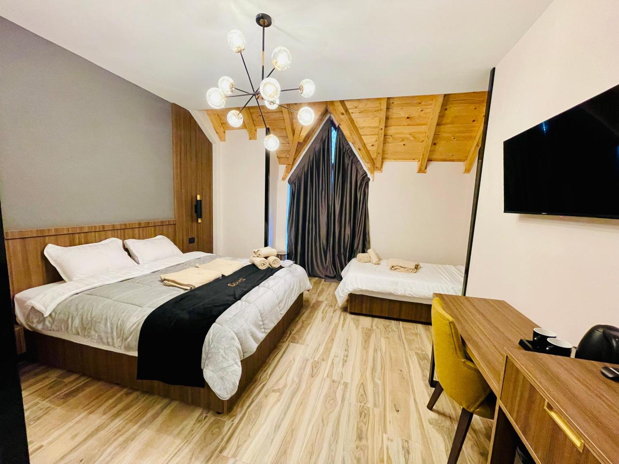 Pinehill Hotel, Restaurant , Pool & - Razem